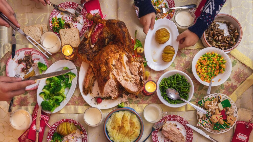 UN TEMPS DES FÊTES PLUS DURABLE : RÉDUISONS LE GASPILLAGE ALIMENTAIRE


Le temps des fêtes est synonyme de partage et de festin, mais saviez-vous que cette période contribue à une hausse significative du gaspillage alimentaire ? Et si cette année, nous repensions nos habitudes pour célébrer tout en respectant notre planète ?

Au Québec, sur les 7,5 millions de tonnes de nourriture produite chaque année, 41% finit à la poubelle … Certes, une forte majorité (61%) est constituée par les parties non comestibles de ces aliments -comme les coquilles d’œufs ou les os-, mais les 39% restants sont bel et bien des aliments perdus ou gaspillés qui auraient dû être consommés ou donnés à des banques alimentaires. En l’espèce, les restes qu’on ne finit jamais, les aliments dont la date d’expiration est dépassée ou que l’on a oublié dans le fond du réfrigérateur ou d’une armoire… Les fruits et les légumes arrivent en tête représentant à eux seuls 45% des aliments gaspillés. 


Pourquoi il est crucial de lutter contre le gaspillage alimentaire

En plus d’utiliser inutilement de précieuses ressources provenant de la terre, le gaspillage a des impacts significatifs sur l’économie et l’environnement : 
•	Un coût financier important : En valeur, le coût du gaspillage alimentaire se monte à 1300 dollars par ménage. Soit environ 9% de la facture annuelle d’épicerie qui pourrait être investie dans d’autres priorités.
•	Un fardeau pour la collectivité : Les municipalités supportent des frais élevés pour collecter et traiter ces déchets évitables. Ces coûts sont finalement payés par tous les citoyens.
•	Un impact environnemental majeur : Au Québec, le gaspillage alimentaire représenterait 4 % des émissions totales de gaz à effet de serre (GES), responsables du changement climatique. Cela inclut les émissions liées à la production, au transport et à la dégradation de ces aliments jetés.


Ensemble, agissons !

Cette saison des fêtes, engageons-nous à consommer de manière plus responsable et adoptons des gestes simples pour réduire le gaspillage :

1. Planifiez bien
•	Faites l’inventaire de vos aliments avant de faire les courses.
•	Planifiez vos repas et calculez les quantités en fonction du nombre d’invités.
•	Établissez une liste d’épicerie détaillée et respectez-la : achetez seulement ce dont vous avez besoin. 
2. Conservez mieux
•	Réglez votre réfrigérateur entre 0 et 4 °C.
•	Aménagez intelligemment votre frigo (voir photo) et placez les produits à consommer rapidement devant.
•	Réfrigérez ou congelez les restes dans des contenants hermétiques en notant la date.
3. Maximisez les restes
•	Transformez vos restes : potages, smoothies, tartes, compotes…
•	Consultez les recettes vide-frigo proposées (par exemple) par Glouton.ca ou ChefTouski ainsi que les chroniques Zéro gaspillage de Ricardo.
4. Partagez
•	Offrez à vos invités des contenants pour emporter les surplus.



PHOTOS
Guide du frigo ©Jaimemangerpasgaspiller
Guide pratique des portions parfaites  ©Jaimemangerpasgaspiller
